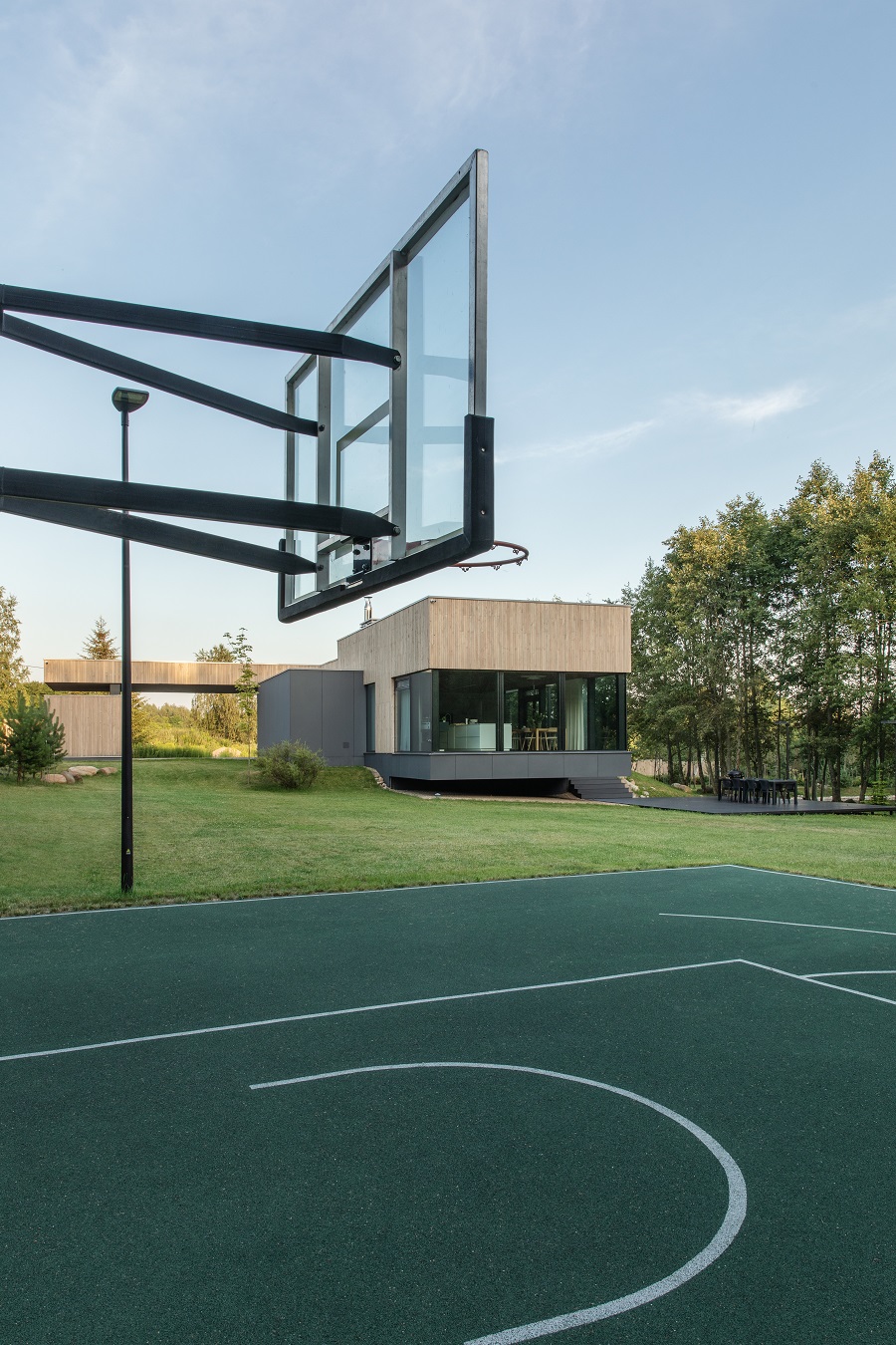 Баскетбольная площадка на участке загородного дома. 